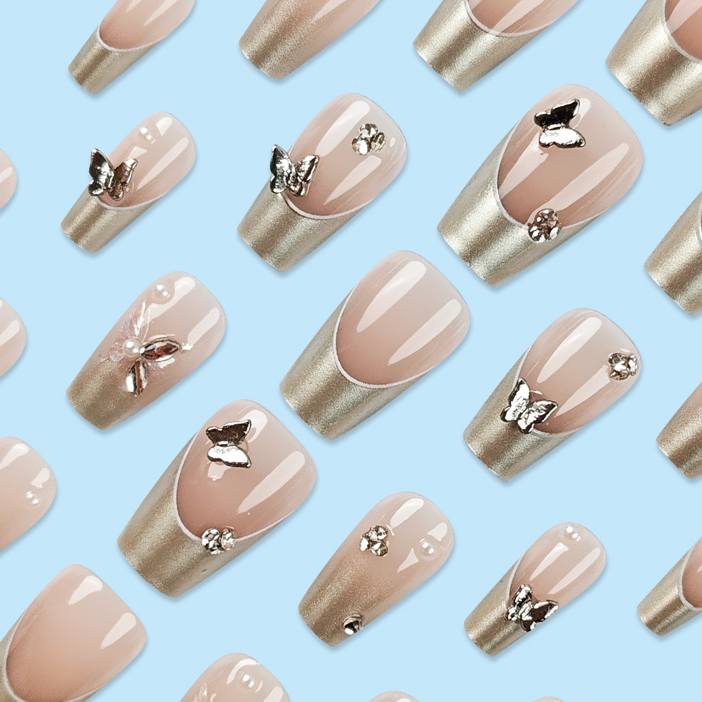 Polvo desnudo lujoso ligero parche de uñas de mariposa plateada francesa 24 piezas de uñas falsas para citas de viaje