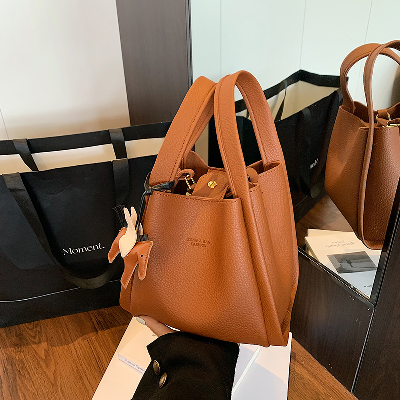 Bagos de cubo de nicho de alta calidad bolsos de mano para mujeres otoño 2025 nuevo paquete de cestas de hombro para niños bolsos de mano