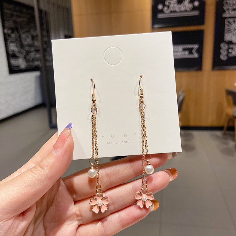 Pendientes de borla simples de Corea del Sur Pendientes de perla de imitación de temperamento de lujo ligero de nicho de alta gama Pendientes de puesto femenino al por mayor