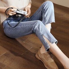小柄で腰が高くて、ストレートジーンズの女性がゆったりしていて、やせています。