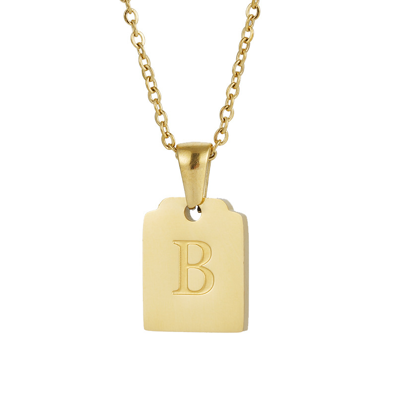 Colar com pingente de letra personalizado em aço dourado_voghion.com