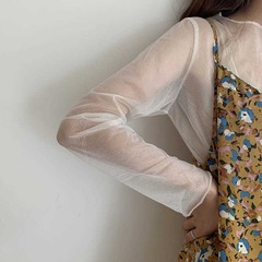 白いマスクのレースの底のシャツの女性のタイトな透明な薄い糸のtシャツの上着の中にネットの糸を掛けてサスペンダーのスカートのブラウスを配合します。