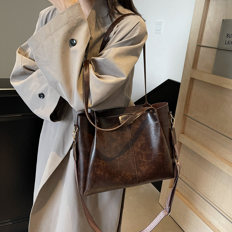 2024 nuevo invierno de patatas dulces con la misma combinación de ocio simple y generoso temperamento de gran capacidad bolso de dama