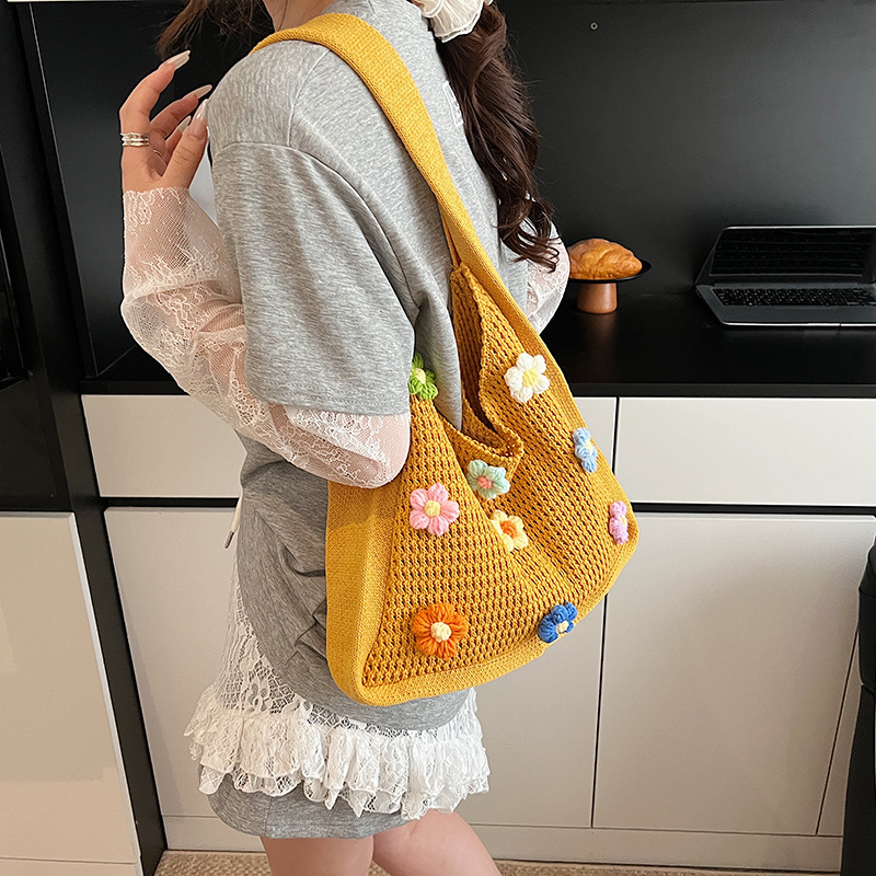 Versión coreana del bolso de nicho 2025 verano nuevo bolso femenino Xuan Yafeng flor bolso de hombro hueco de punto