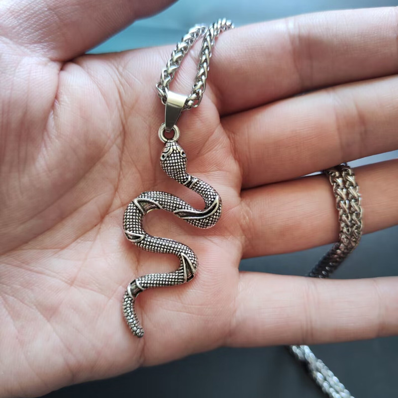 Schlaangefërmeg Halskette fir Männer a Fraen, trendy a modesch, villsäitegen Anhänger mat Accessoiren_voghion.com