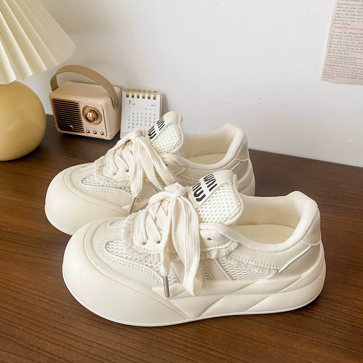 Круглая голова с толстой подошвой сетки уродливая маленькая белая обувь женская 2025 новая дышащая хлебная обувь повседневная дикая доска обувь