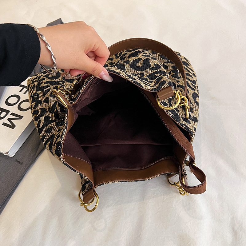 Bolsos de hombro con estampado de leopardo de gran capacidad para viajes de moda retro en Europa y los Estados Unidos nuevos bolsos tote para el ocio de otoño e invierno