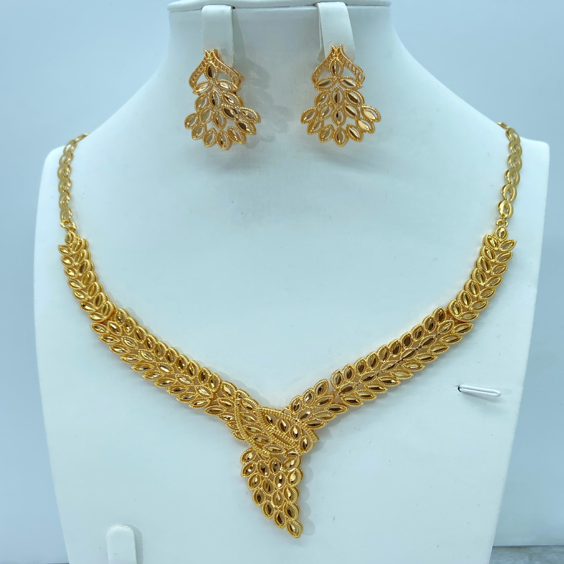Transfronterizos de moda retro de Oriente Medio conjunto de joyería collar pendientes de boda banquete de bronce de lujo joyería dorada mujer