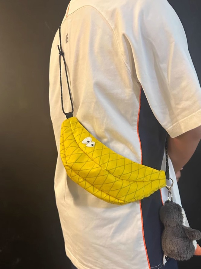 搞怪设计香蕉造型斜挎手机包户外运动骑行小包休闲百搭夏季随身包