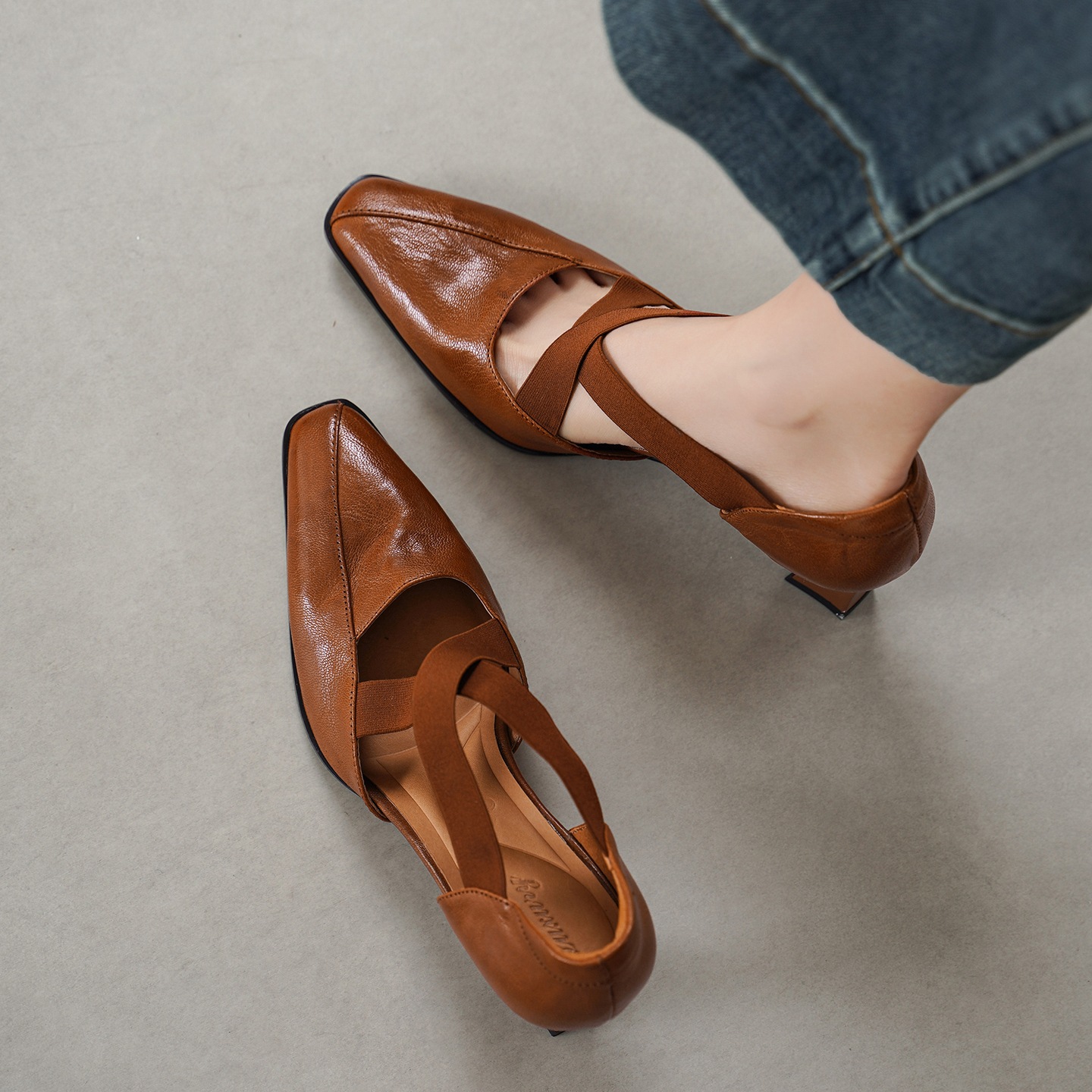 Sandal cao gót nữ da cừu mũi trùm cổ điển, gót vuông ổn định, quai thun co giãn — đen