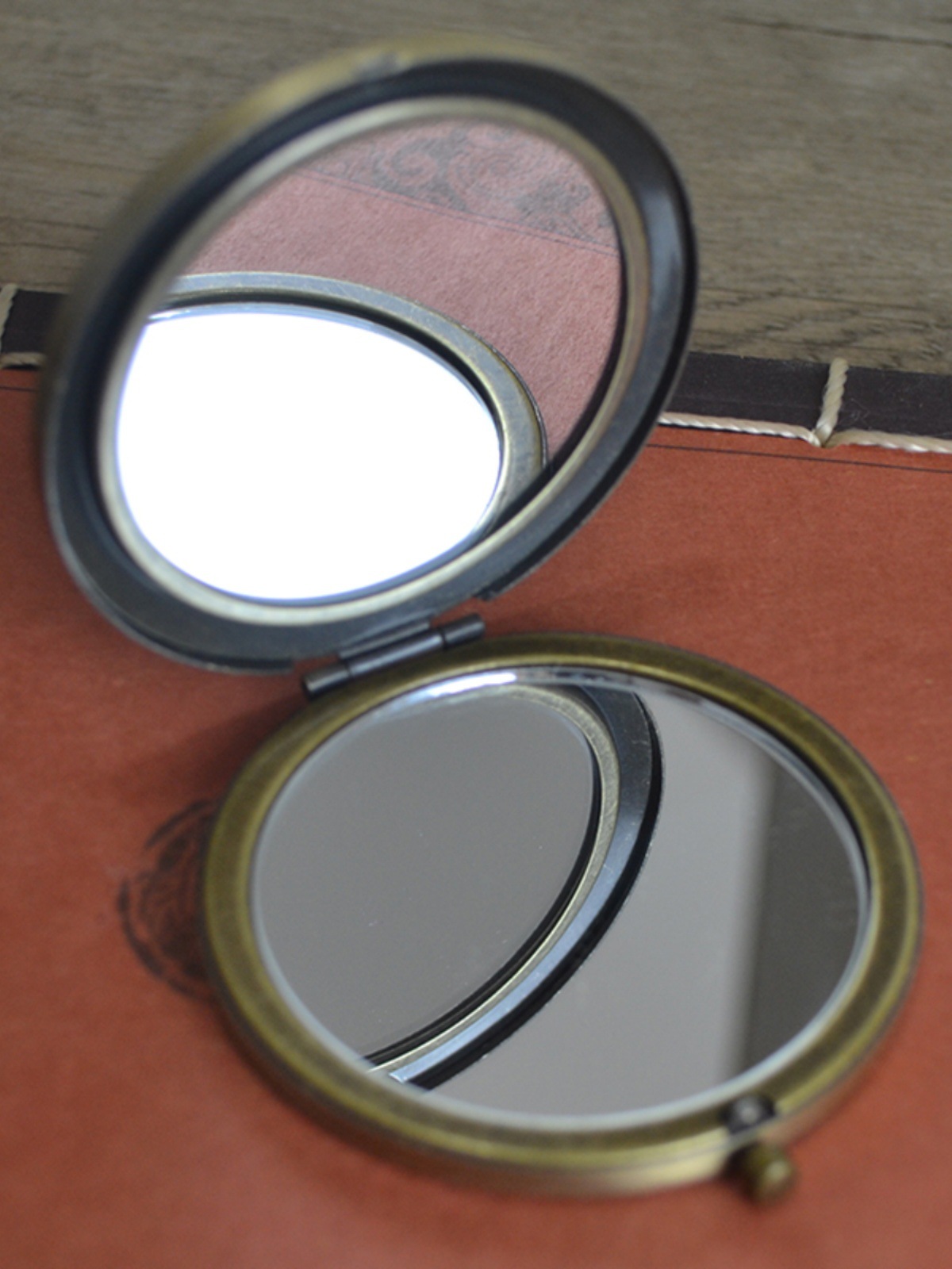 Handheld folding double-sided small retro glass mirror for students