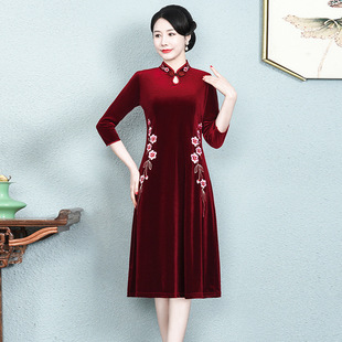 2024 New Golden Velvet Cheongsam Dress for Middle-aged and Elderly Women's Chinese Style Improved Cheongsam Slimming Embroidered Mid-length Dress