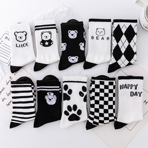 Zhuji wholesale cotton socks foreign trade cartoon stockings spring and autumn ladies mid-calf socks black and white bear checkerboard striped socks