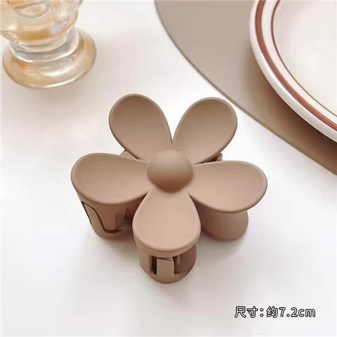 La nueva leche marrón gran tiburón clip moda temperamento de alto sentido pelo acrílico más agarrar la parte posterior la cabeza