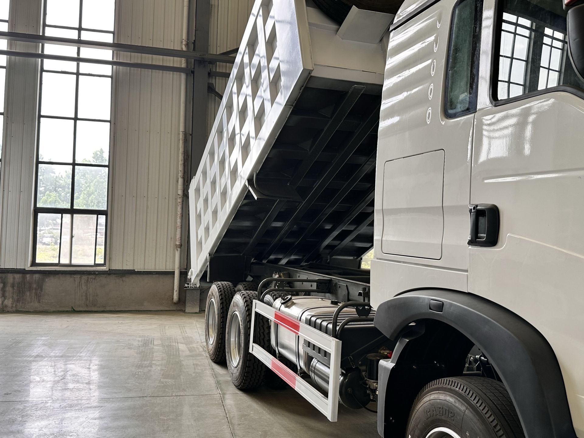 Sinotruk Howo Tx Dump Truck 6X4 Engineering Soil Transport Dump Truck Rear Eight-Wheel Dump Truck