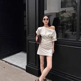 周淼ZHOUMIAO艺展缪斯裙米白色斜肩两穿露肩收腰连衣裙女夏短裙子