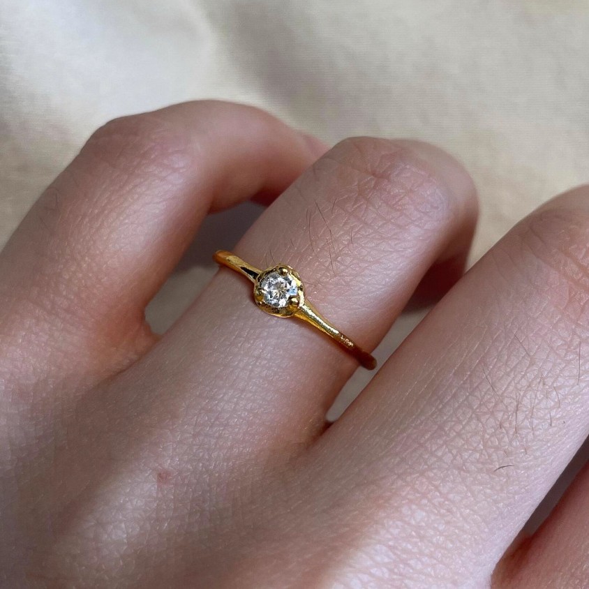 Vintage-Ring aus gebürstetem, schlichtem, mattem Gold mit einem einzelnen Diamanten, schmale Form, geeignet zum Stapeln als Zeigefingerring._voghion.com