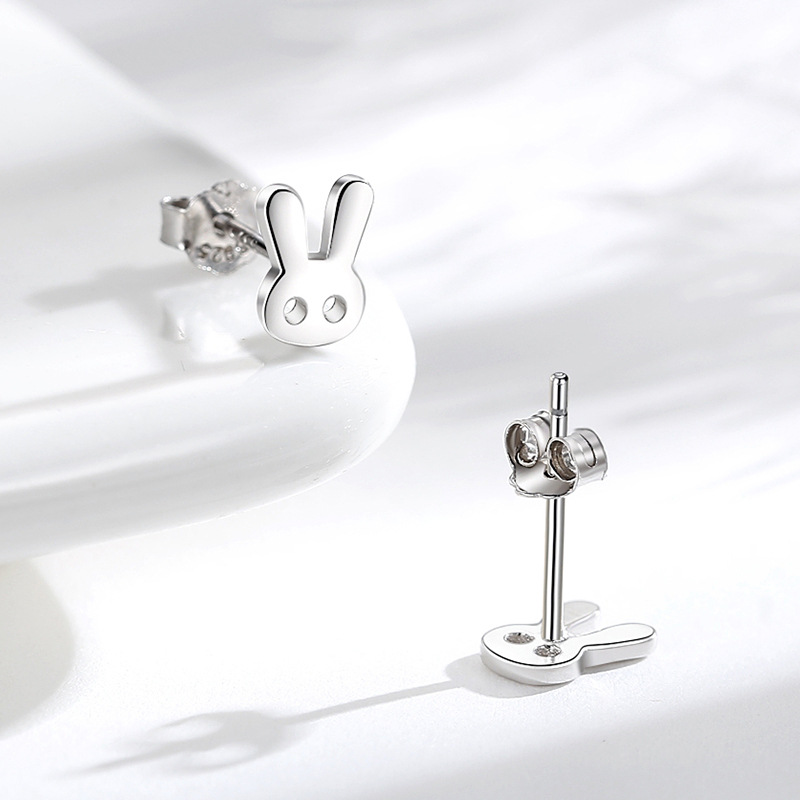 Simple s925 plata nueva moda de plata Lisa pendientes del perno prisionero de las mujeres hechas a mano lindo conejo de dibujos animados pendientes Corea del Sur