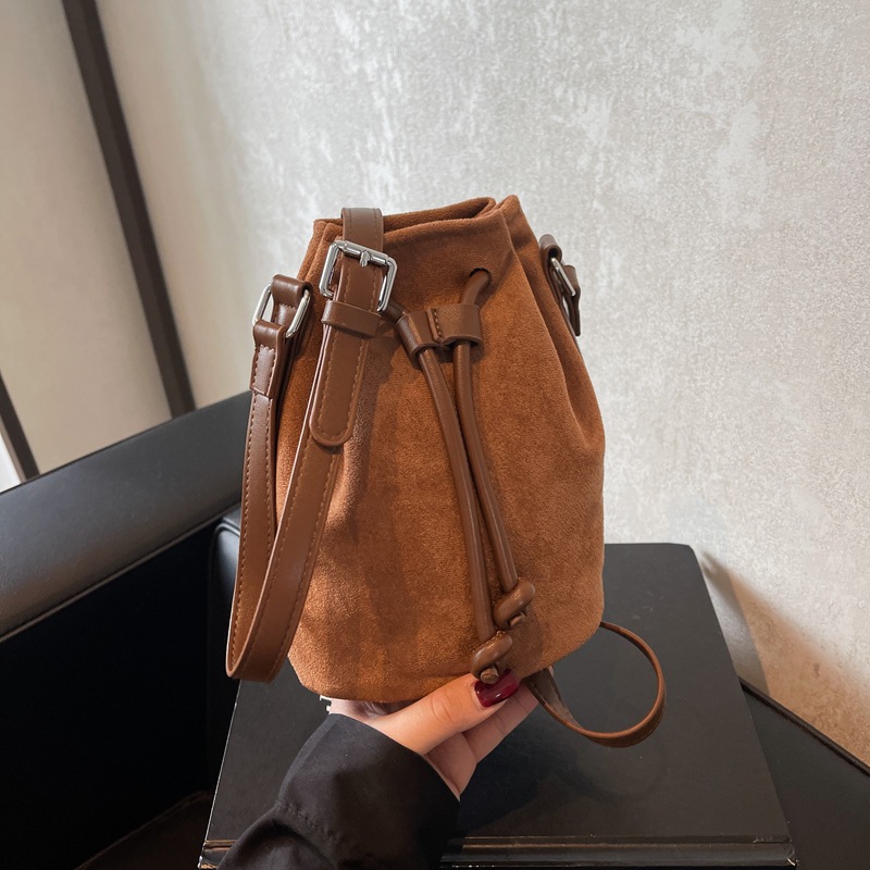 Otoño y invierno retro bolsas de cubo de gamuza de seda clásica bolsas de teléfonos móviles de cordón de gamuza para mujeres 2024 nuevo bolso de camisa