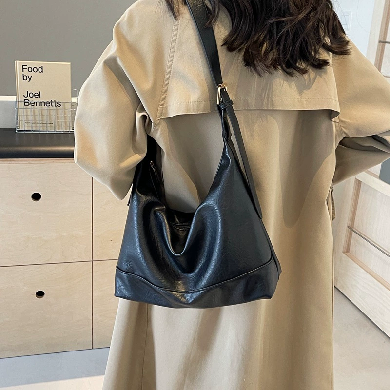 Capacious fashionable shoulder bag