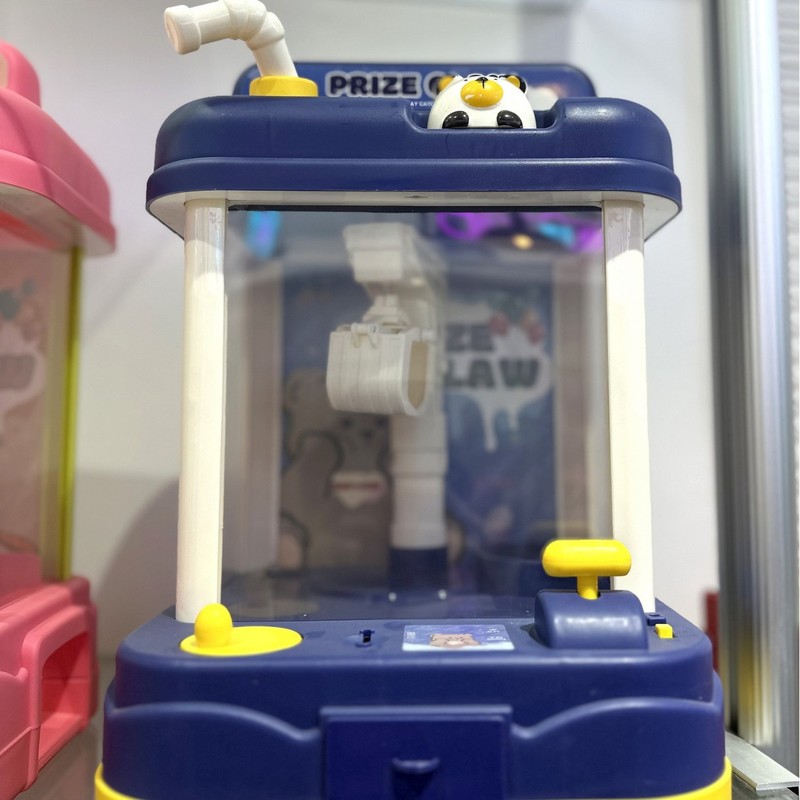 六一子供の日にミニで子供を捕まえます。小型家庭用の子供用の大きいサイズの子供用のおもちゃを挟んで、子供の卵をひねります。|undefined
