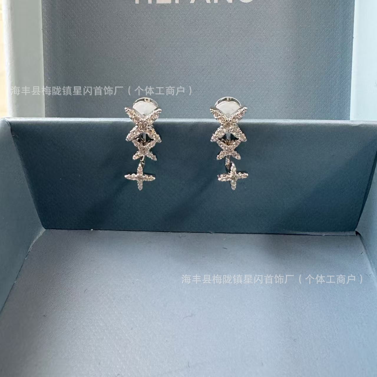 HEFANGのどこの星の芒のピアスは軽くて豪華で優雅です。