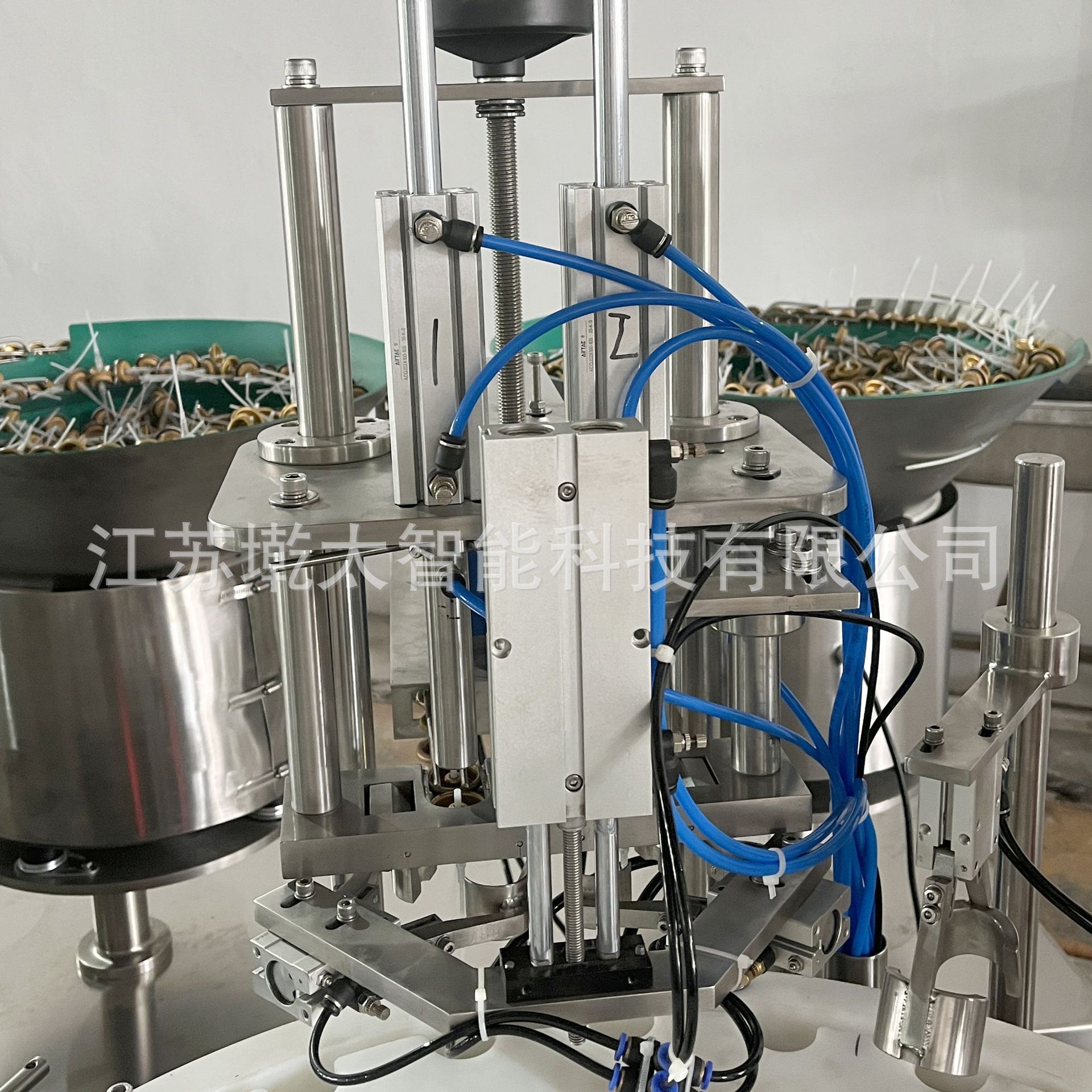 Válvula superior de aerosol binario automático que sella la máquina todo en una máquina de aluminio líquido del aerosol de la válvula superior del aerosol del tanque que sella la máquina