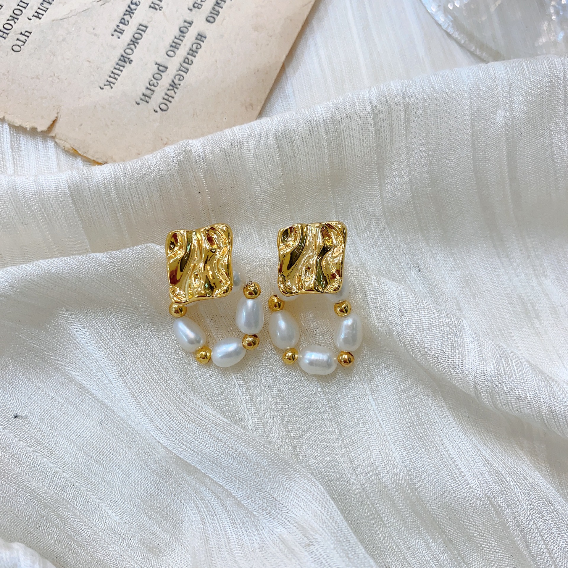 Style de créateur, individualité, style froid, boucles d'oreilles carrées en métal, tempérament, cercle de perles d'eau douce et petit sens du design._voghion.com