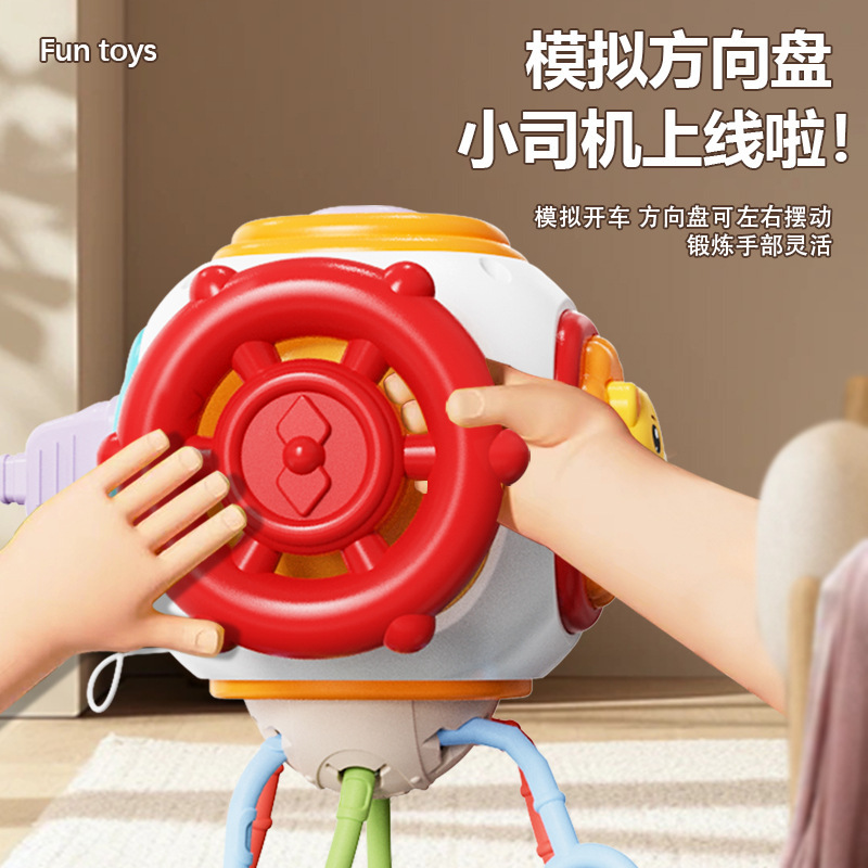 赤ちゃんの手で忙しいボールをつかみます。赤ちゃんの趣味は多機能です。|undefined