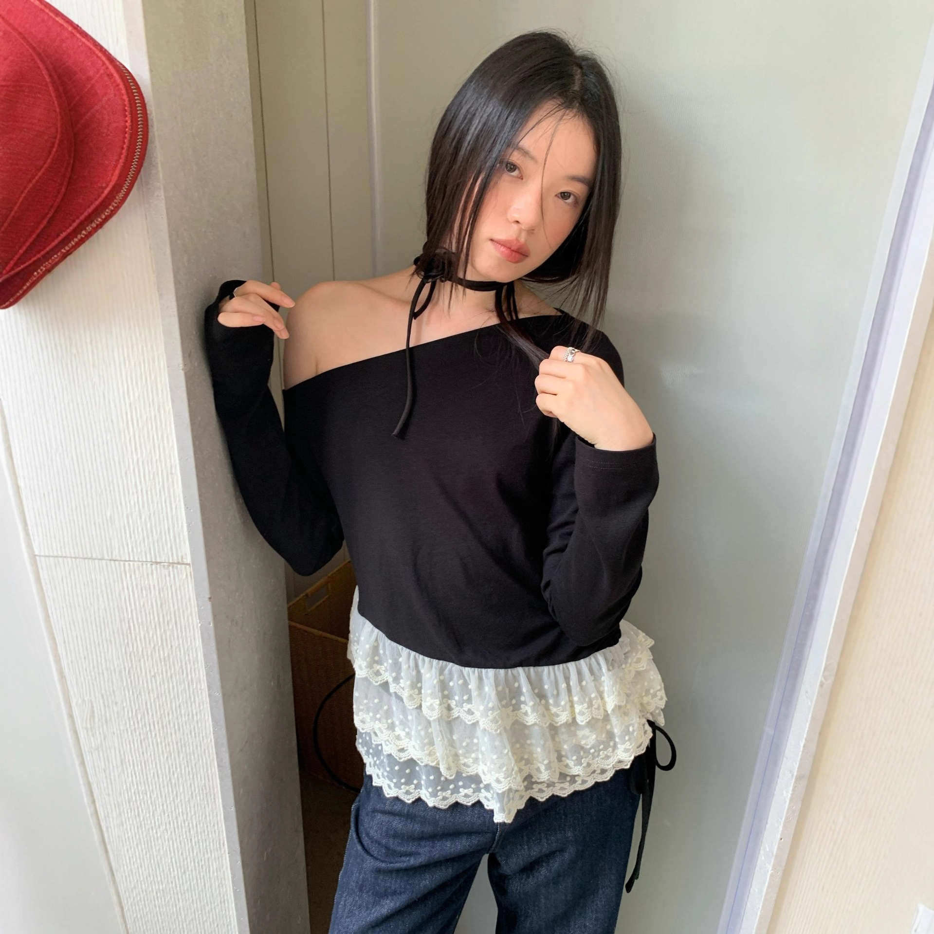 诠释美 NEWOPEN 25秋法式小心机蕾丝拼接长袖斜肩T恤上衣女F6508