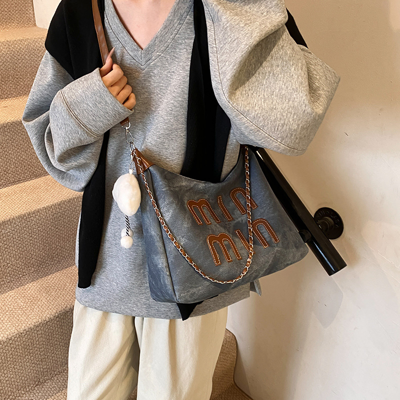 Bolsa de hombro coreana retro para mujeres otoño / invierno 2024 nuevo bolso de brazo de moda casual portátil personalidad textura mochila