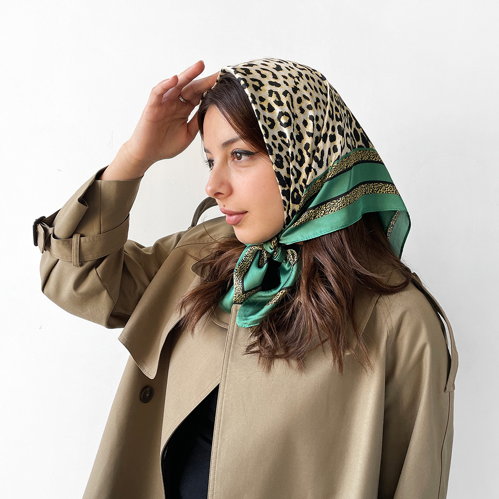 Femmes Élégant Rétro Pois Léopard Satin Écharpe En Soie display picture 2
