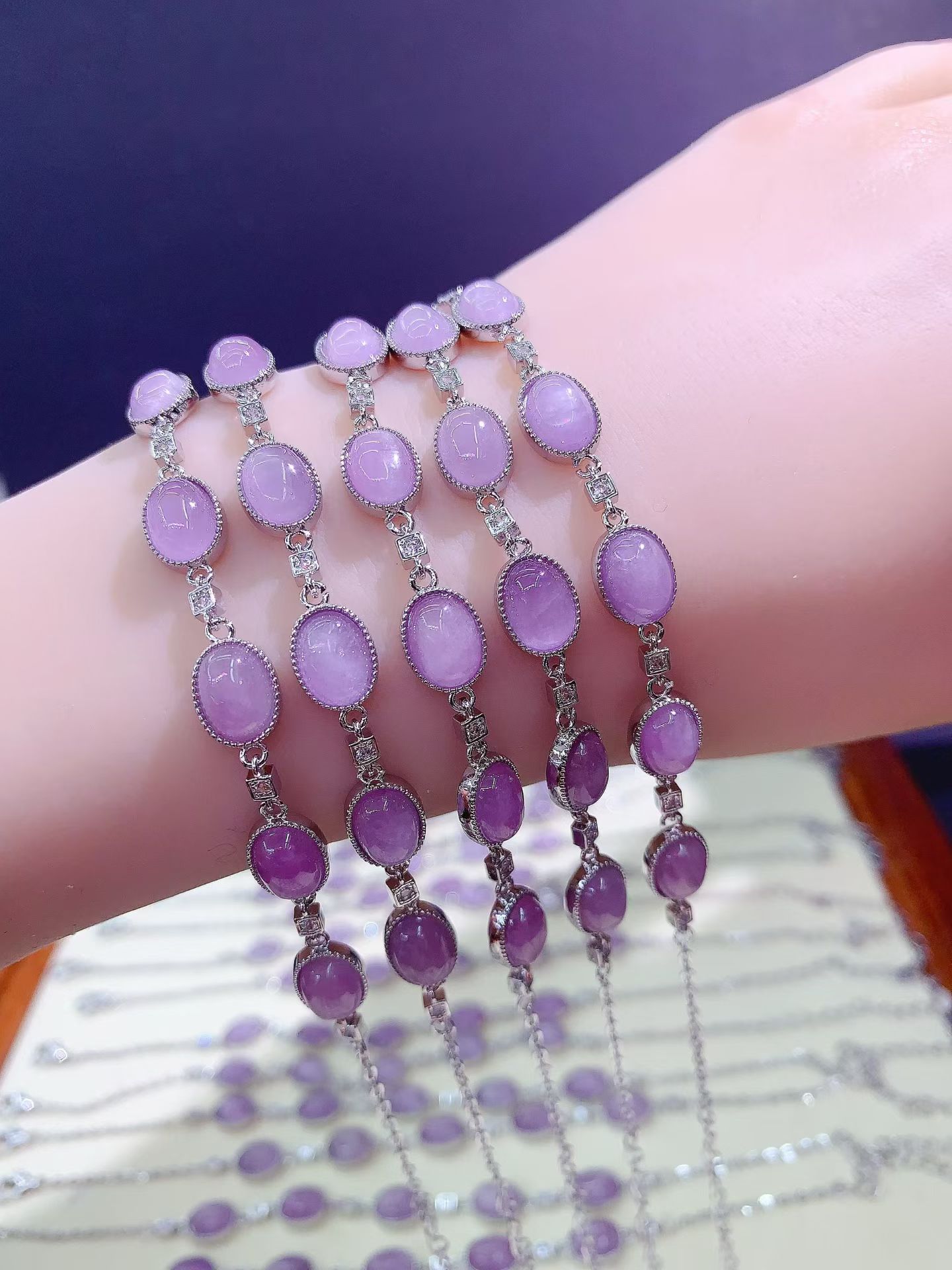 Wholesale natural kunzite inlaid bracelet, sweet and versatile, adjustable, popular sweet potato style, factory direct sales.
