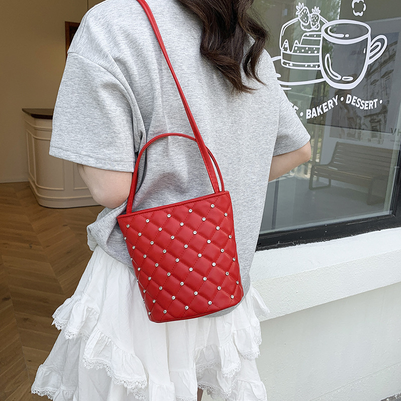 Bolso de cubo Xiaoxiangfeng 2025 verano nuevo estilo bolso de hombro con incrustaciones de diamantes de estilo occidental bolso de mensajero de hilo bordado de diamantes mujer