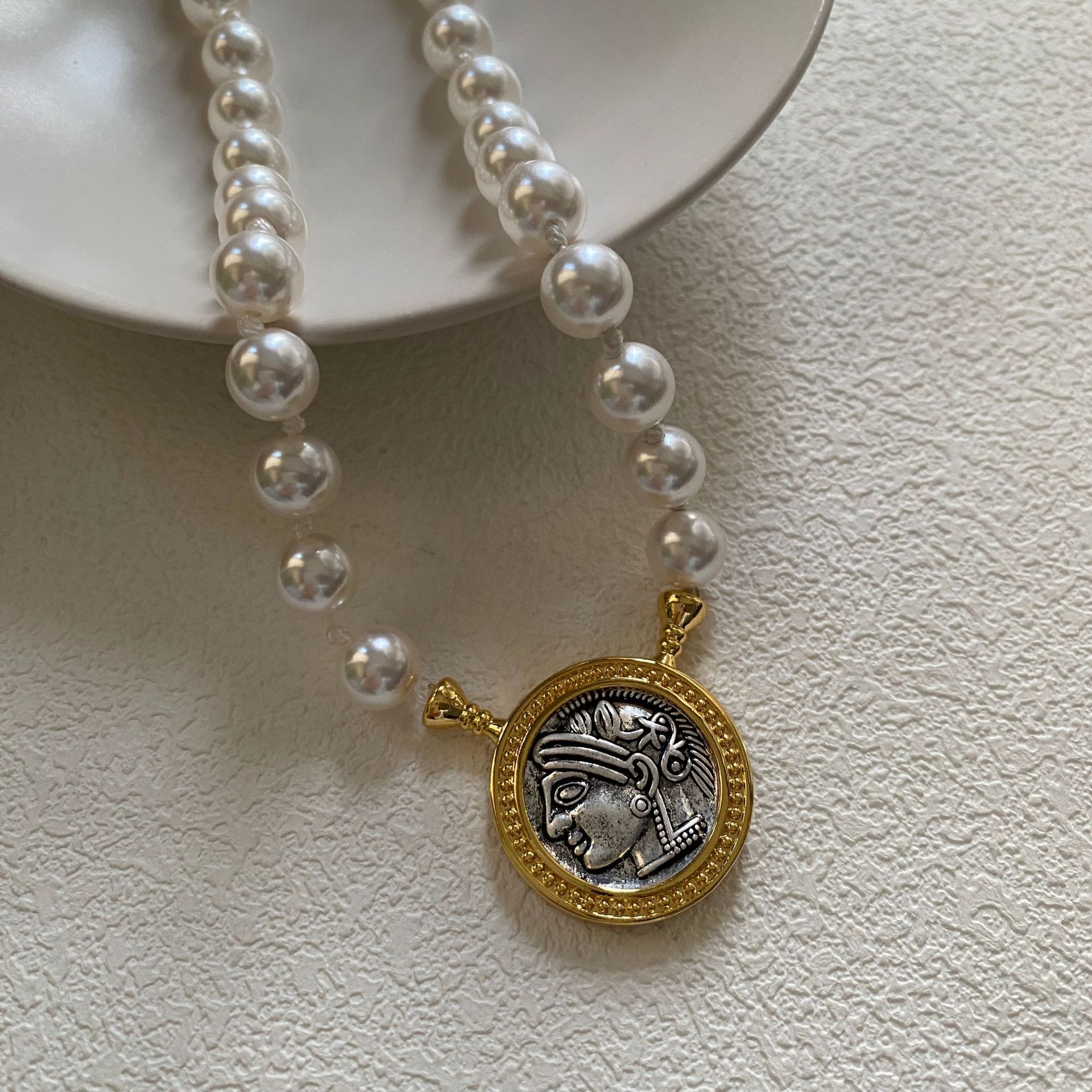 La diosa de la victoria en relieve serie de monedas antiguas de metal doble cara nuevo collar ligero ajustable de lujo nicho collar de alto nivel
