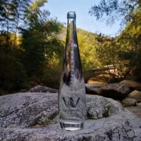 Оптовая продажа индивидуальных стеклянных бутылок для минеральной воды 330-500 мл, стеклянные бутылки в стиле Evian, бутылки для напитков с плоским горлышком и шелкографией