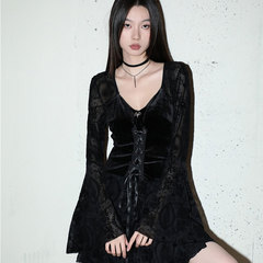 黒いシャツの女性のデザイン感が小さいです。