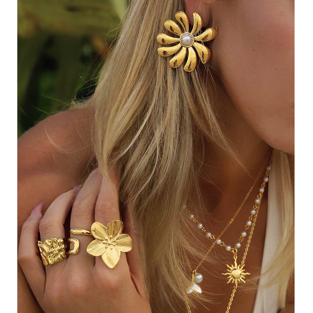 Jie Ding Accesorios de collar de perlas de acero inoxidable europeo y americano Pulsera apilada de alta calidad Flor Anillo de acero de titanio Joyería transfronteriza