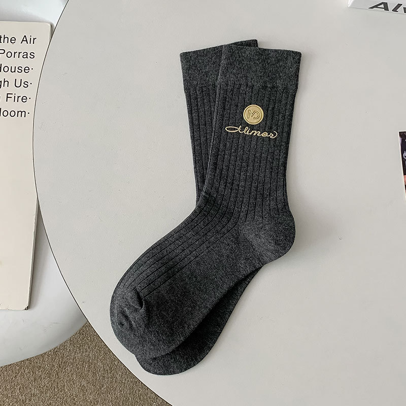 2025d Ins Hot Stamping Winter New Versatile Internet Celebrity Cotton Trendy Mid-Calf Socks_voghion.com