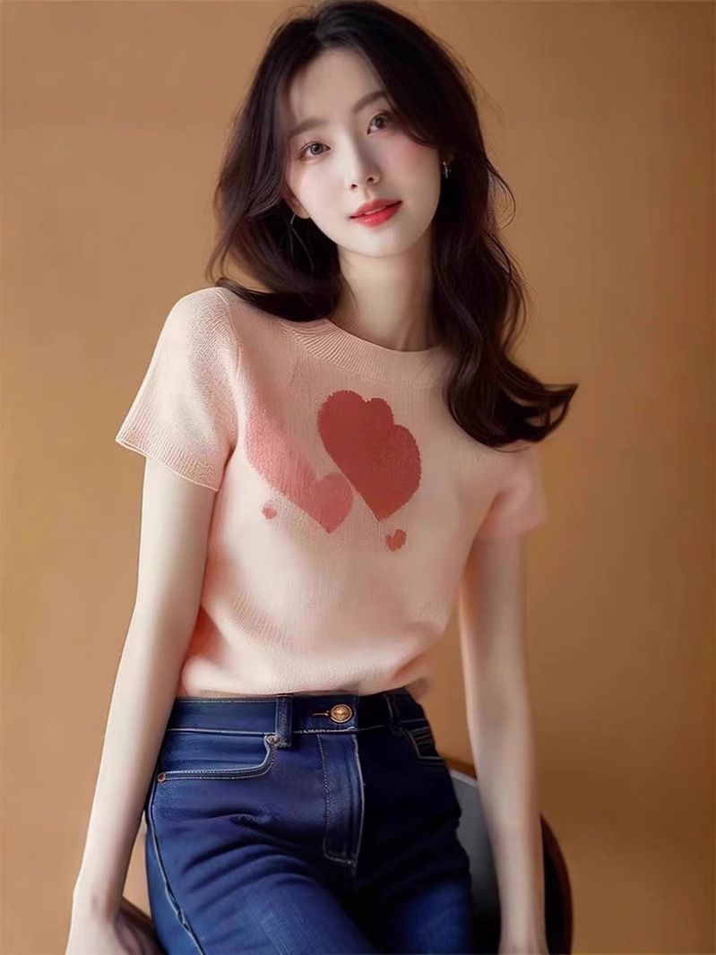 Áo thun dệt kim lụa tay ngắn họa tiết trái tim nữ tính — Màu hồng