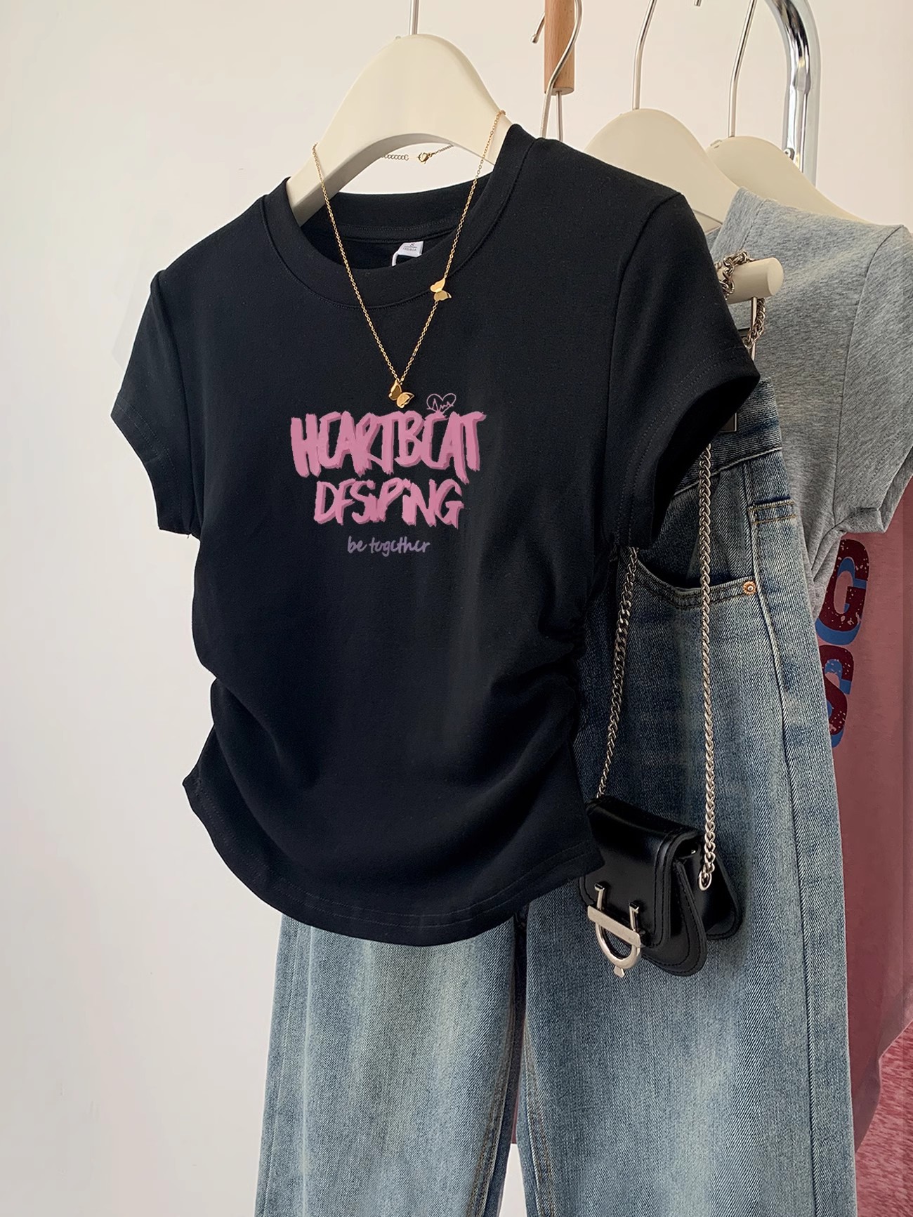 검정색(분홍색 및 보라색 글자)