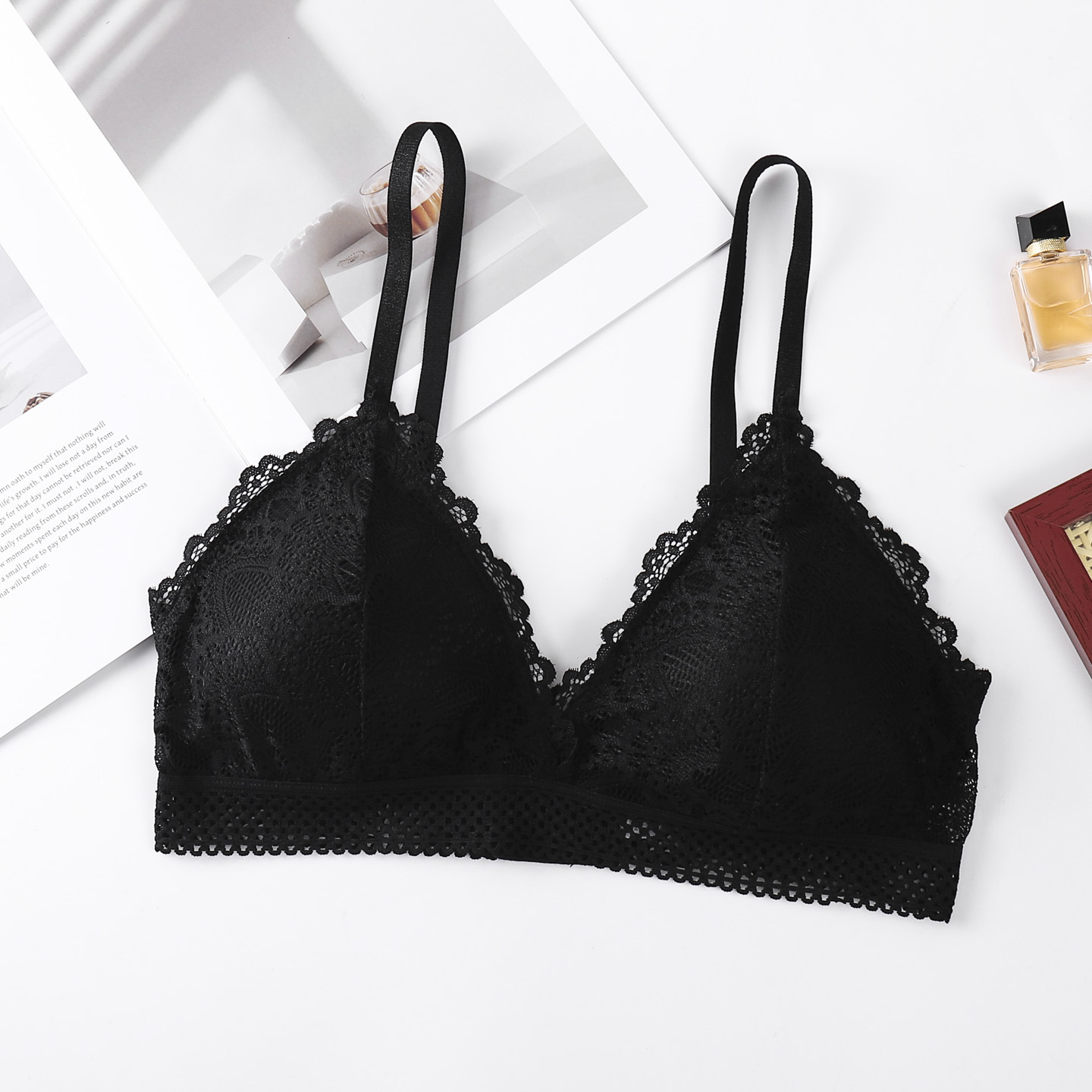 Bra de encaje sin anillo de acero triángulo francés hermosa espalda sexy cabina de soporte para la ropa interior de la niña cómoda y transpirable