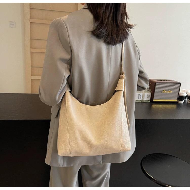 Capacious shoulder bag, one-shoulder bag, Korean style, chain bag