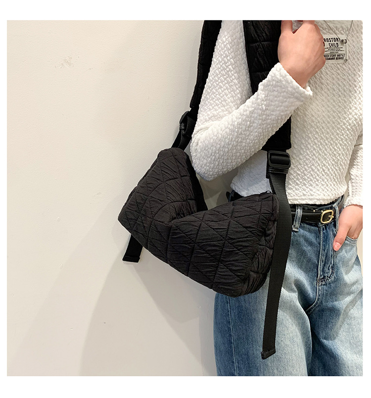 Korean Fashion Messenger Bag Female Autumn And Winter New Shoulder Portable Bag display picture 3