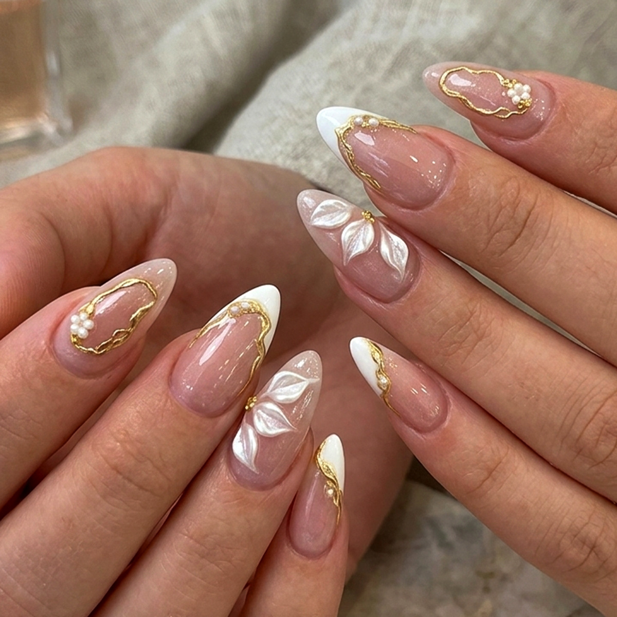 Cross-Border 24-Piece Nude Pink Gradient Press-On Nails, 3D Small White Flowers, Gold Lines, Pearl Medium-Length Nail Art, Press-On Nails