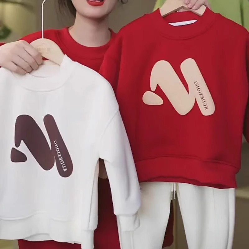 En stock 2023 nueva ropa roja para padres e hijos Otoño e Invierno suéter de cuello redondo una familia de tres bocas ropa de cuatro bocas todo a juego decoración del hogar completo