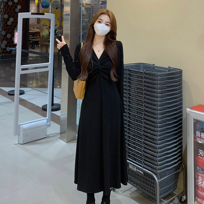 大码女2025春秋新款胖mm显瘦赫本风小黑裙法式v领打底针织连衣裙|undefined