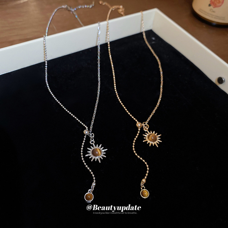Collar colgante de girasol estilo ojo de tigre, cadena de clavícula de temperamento de lujo ligero, personalidad de estilo antiguo, joyería de cadena de cuello de sentido avanzado