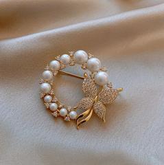 A Korean Dongdaemun diamond-embellished pearl butterfly brooch with a literary charm, trendy, popular, and personalized fashion accessory for clothing.