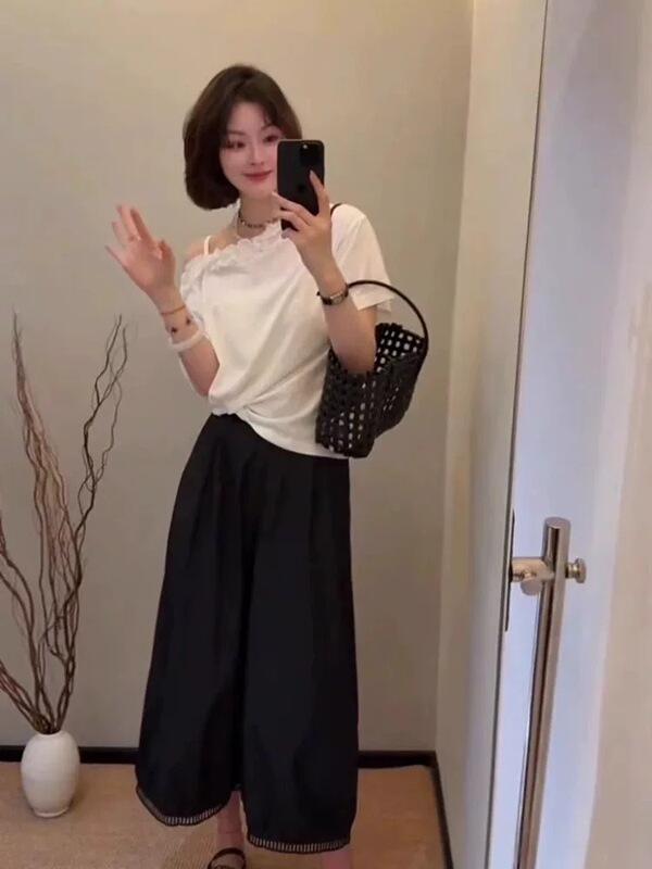 2025 夏の新デザインニッチ斜め肩耳半袖 Tシャツ女性の韓国スタイルオフショルダートップイン|undefined